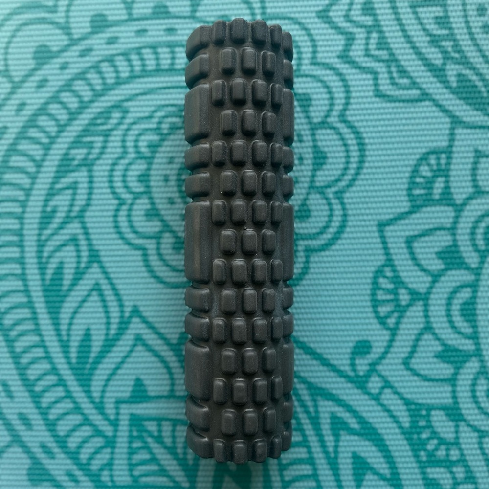 Black Textured Foam Roller + thigh and hip